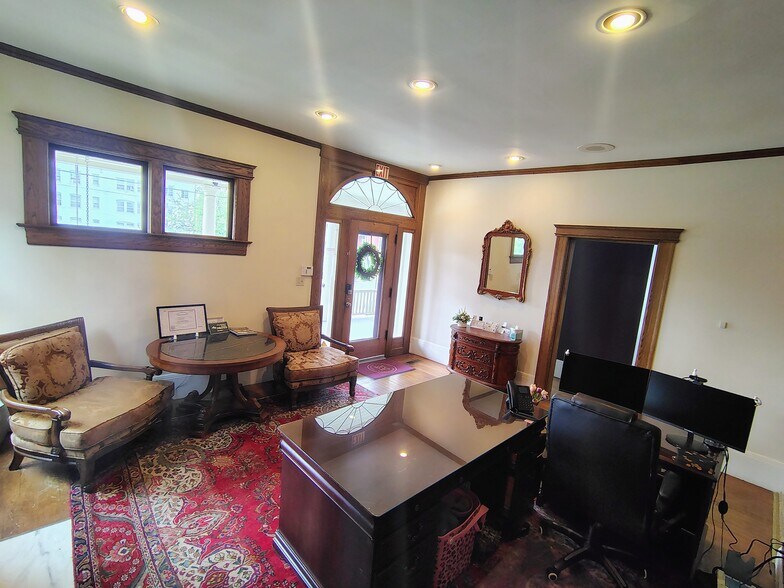 More Photos Of 1337 Virginia St, Charleston Office For Sale