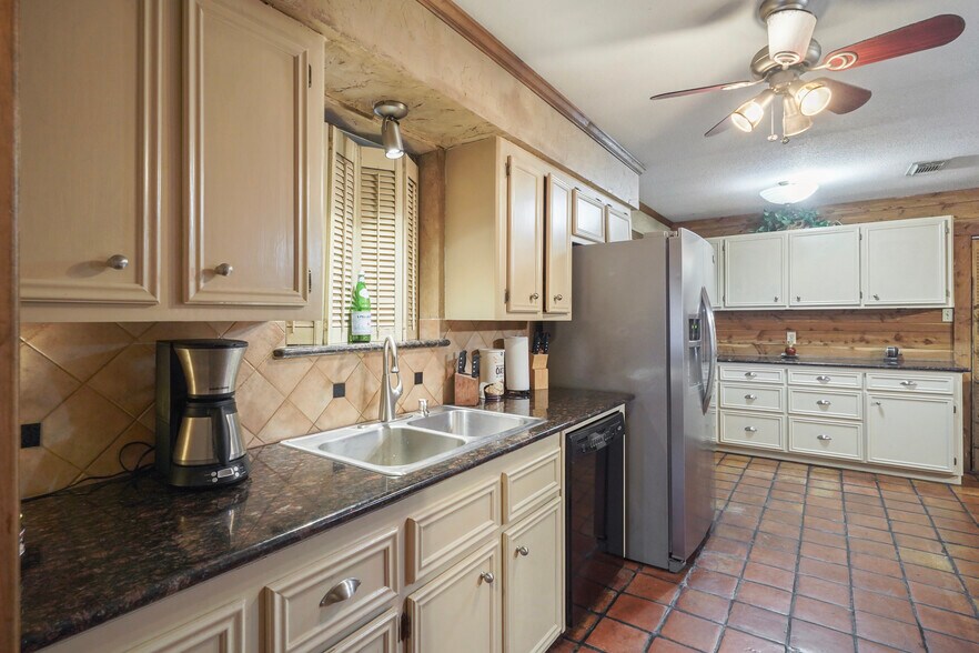 More Photos Of 19493 Keenan Cut Off Rd, Montgomery Office Residential For Sale