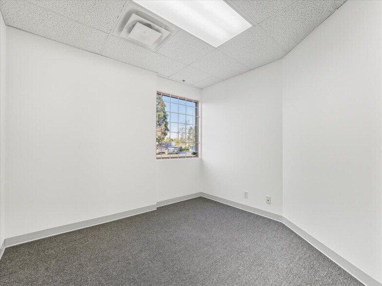 More Photos Of 470-560 Kingsway, Vancouver Storefront For Sale