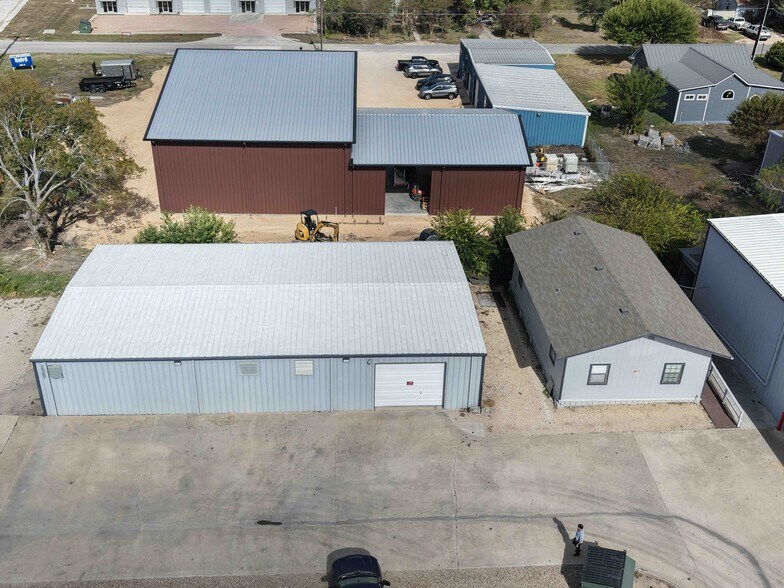 More Photos Of 602 S Loop 4, Buda Warehouse For Lease