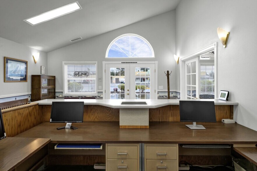 More Photos Of 1875 Highway 101, Florence Office For Sale