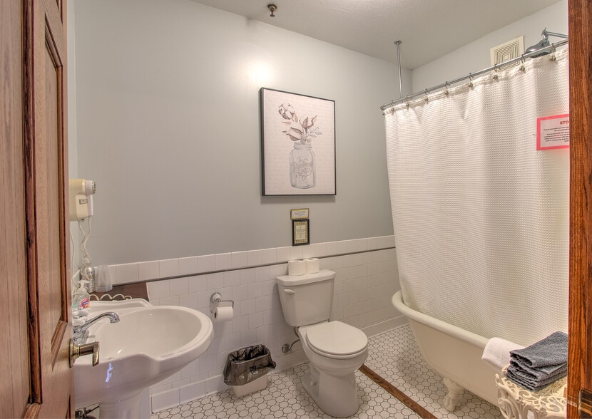 More Photos Of 80 4th St W, Rush City Hotel For Sale