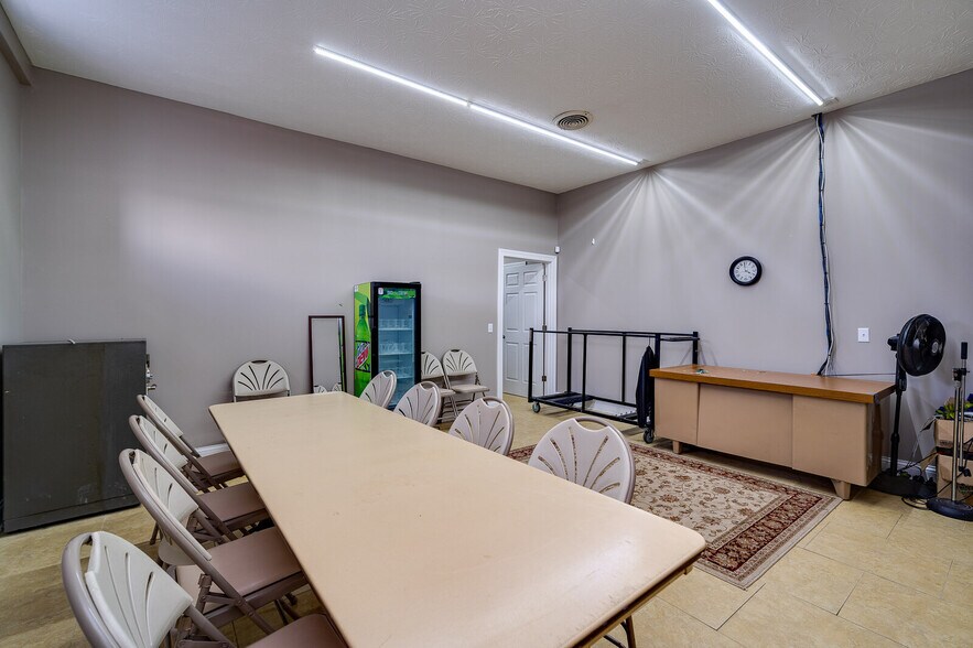 More Photos Of 6962 Coles Rd, Middletown General Retail For Sale