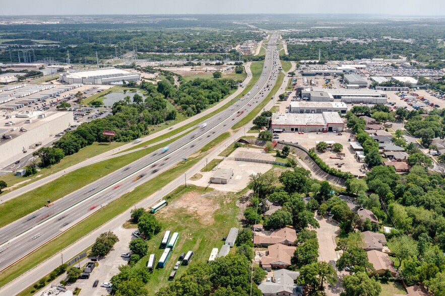 More Photos Of 801 N Walton Walker Hwy, Irving Warehouse For Lease