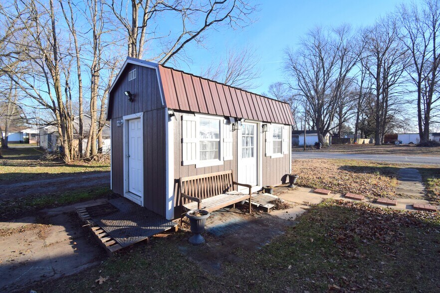 More Photos Of 502 W Franklin St, Sesser Office For Sale