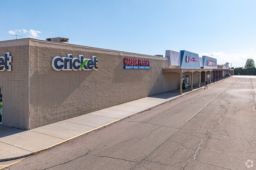 More Photos Of 1608 36th St, Peru Freestanding For Lease