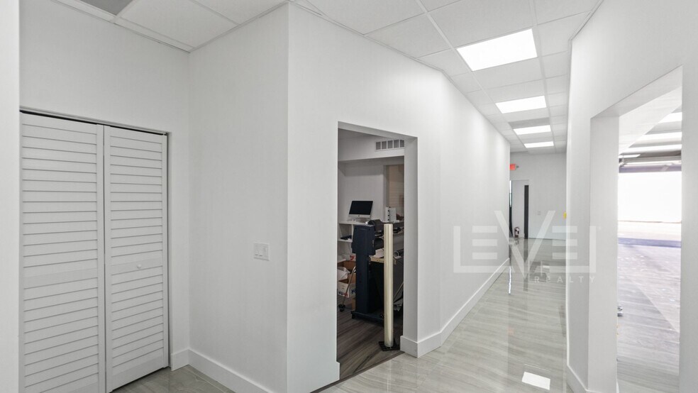 More Photos Of 3472 NE 5th Ave, Oakland Park Showroom For Lease