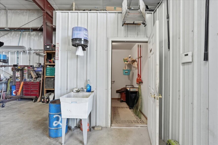 More Photos Of 590 Commercial Ave, Waterloo Auto Repair For Sale