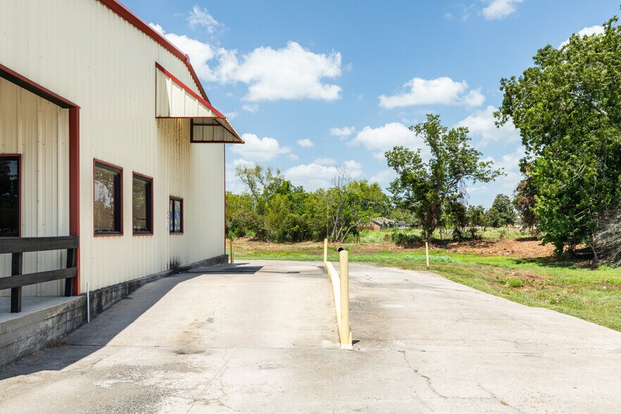 More Photos Of 714 N Main St, Sweeny Restaurant For Sale