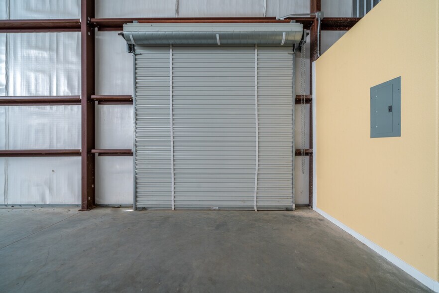 More Photos Of 6424 Queenston Blvd, Houston Light Distribution For Sale