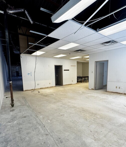 More Photos Of 350 Oakdale Rd, Toronto Manufacturing For Lease