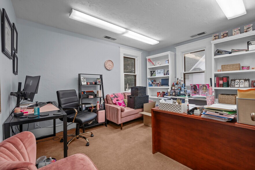 More Photos Of 236 SW Mill St, Dallas Office For Sale