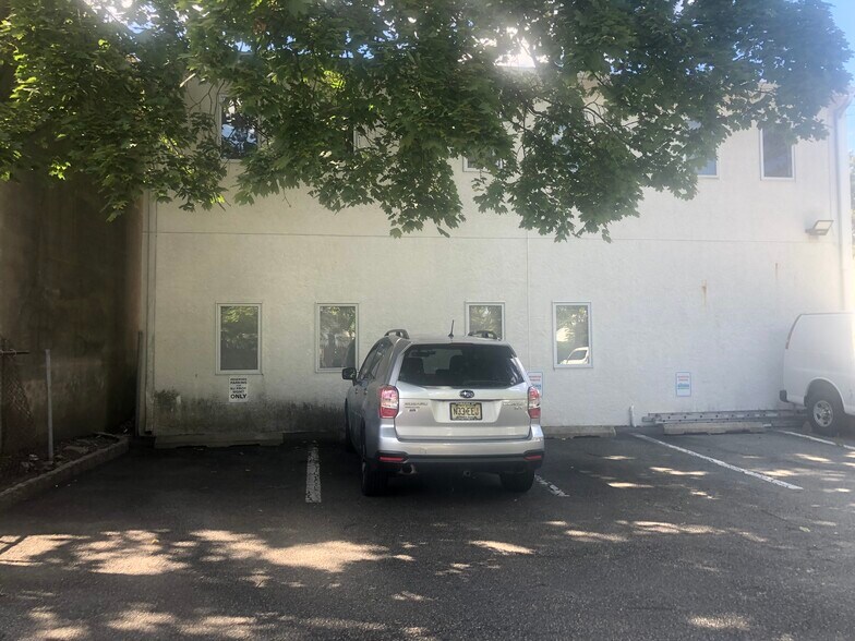 More Photos Of 13 Rockland Ter, Verona Office For Lease
