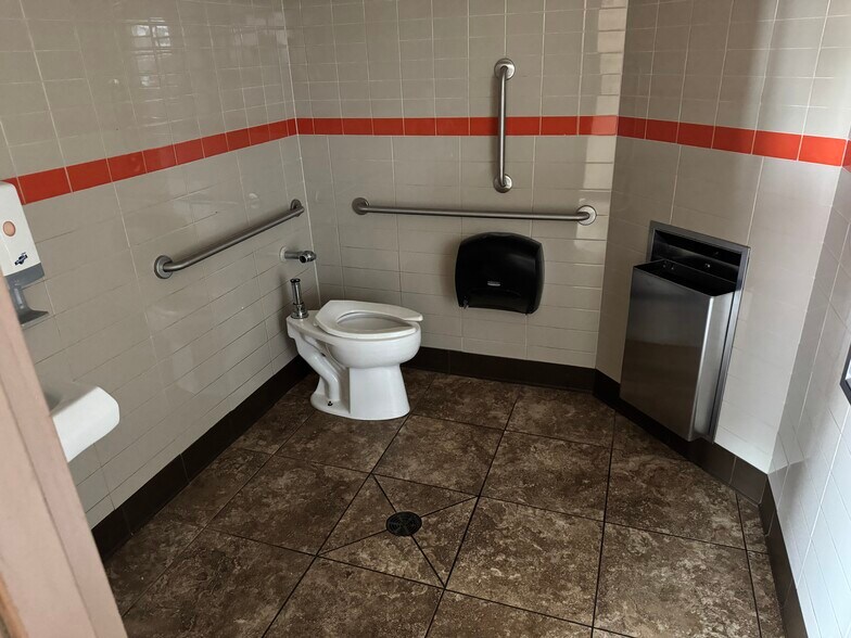 More Photos Of 855 S Broadway, Wind Gap General Retail For Lease