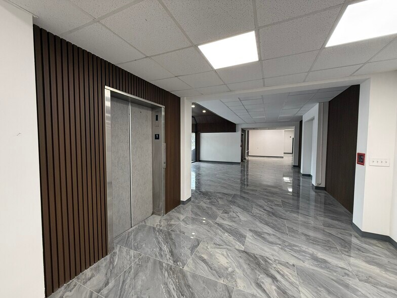 More Photos Of 900 N University Blvd, Jacksonville Office For Lease