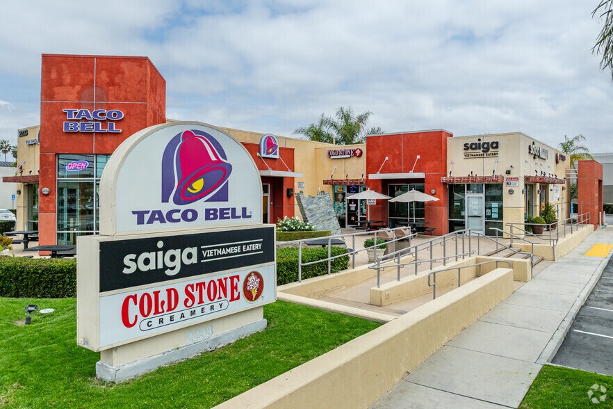 More Photos Of 2115 N Tustin St, Orange Freestanding For Lease