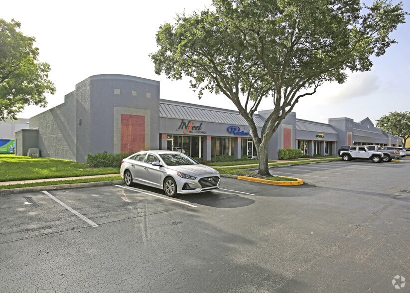 More Photos Of 1701-1923 NW 82nd Ave, Miami Flex For Lease