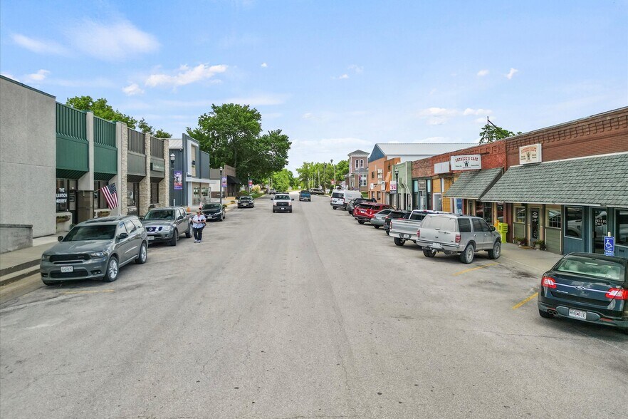 More Photos Of 322 N Pennsylvania Ave, Lawson Bar For Sale