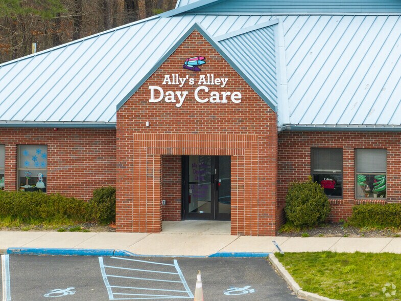 More Photos Of 7 Crossway Blvd, Patchogue Office For Sale