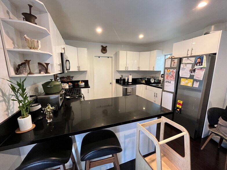 More Photos Of 1201 S Cloverdale Ave, Los Angeles Apartments For Sale