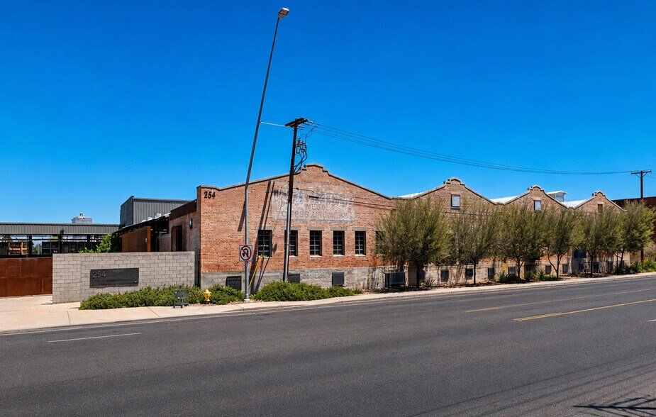 More Photos Of 254 W Broadway Rd, Mesa Distribution For Lease