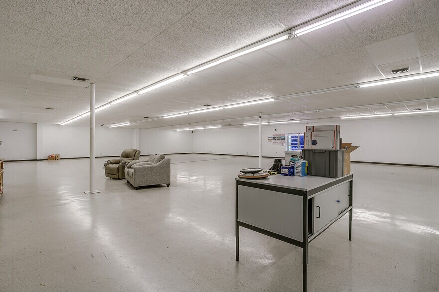 More Photos Of 1841 W Division St, Arlington Warehouse For Sale