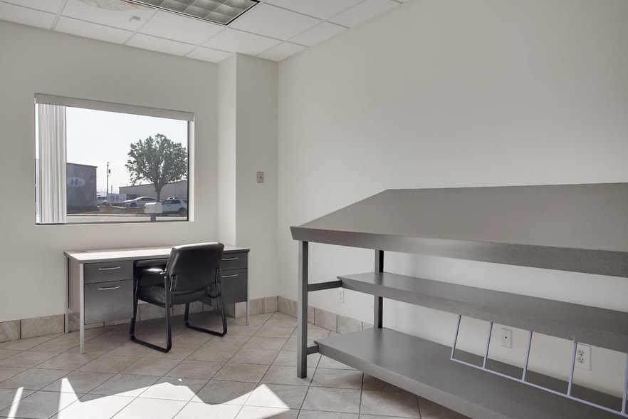 More Photos Of 138 Coremark Ct, Bakersfield Service For Lease