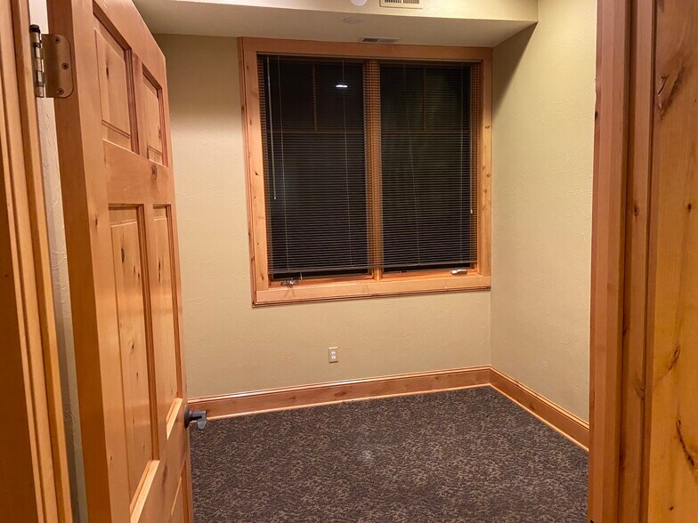 More Photos Of 9382-9386 Oak Ave, Waconia Medical For Sale