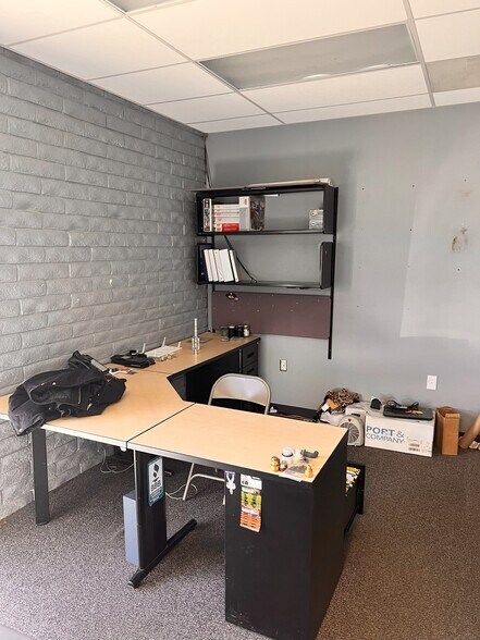 More Photos Of 580 Portland Ave, Gladstone Freestanding For Lease