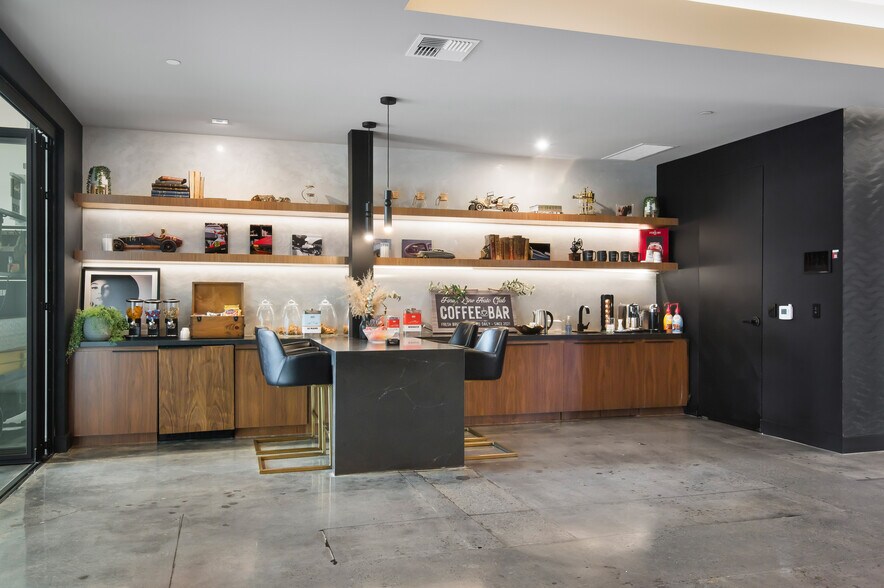 More Photos Of 3080 Airway Ave, Costa Mesa Showroom For Sale