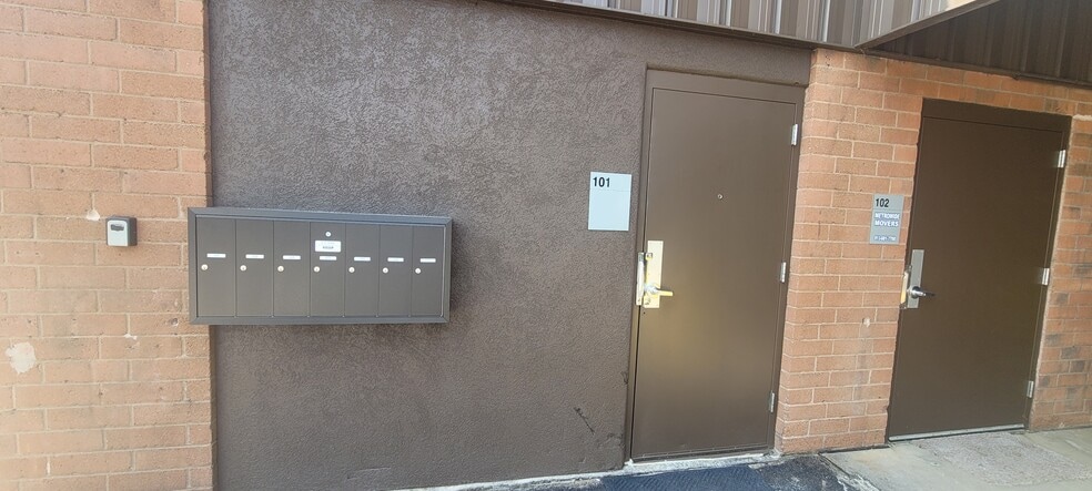 More Photos Of 1904 E Spruce St, Olathe Warehouse For Lease