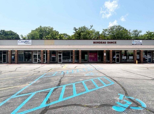 More Photos Of 400-420 N Main St, De Soto General Retail For Lease