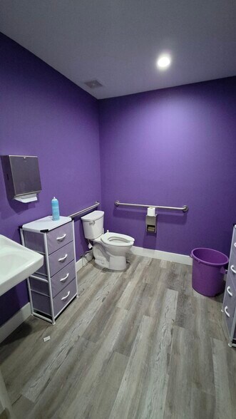 More Photos Of 4874 NW 167th St, Miami Lakes General Retail For Lease