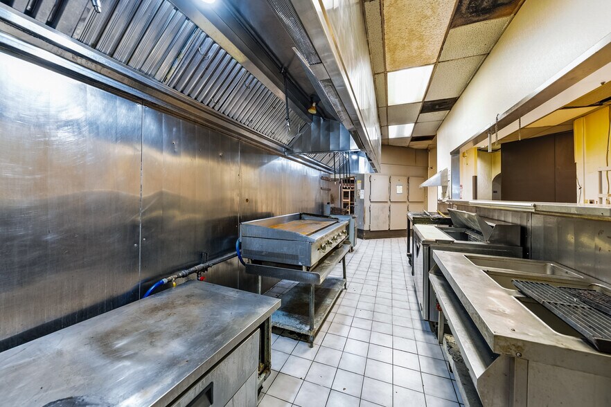 More Photos Of 2345 Ashland St, Ashland Freestanding For Lease