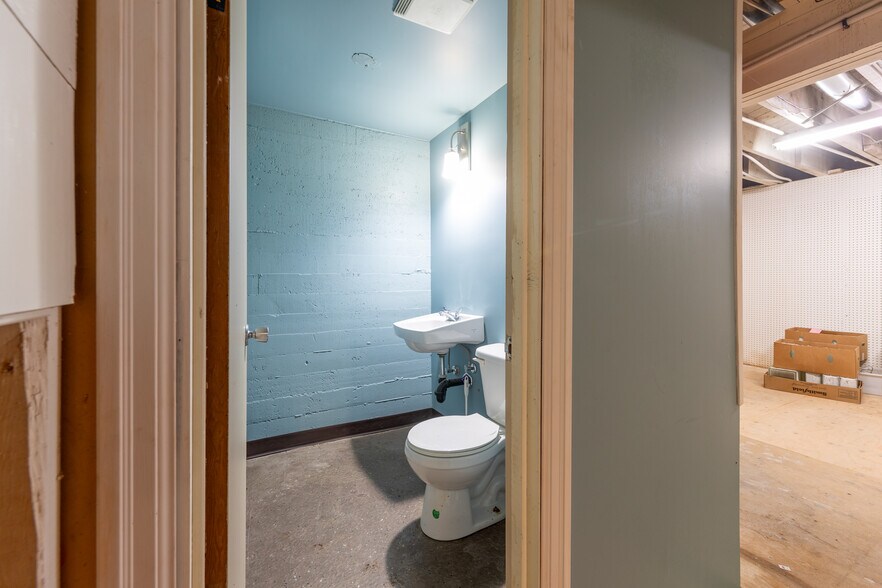 More Photos Of 5007 50 St, Lloydminster Office For Sale