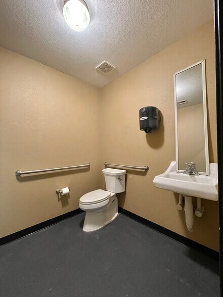 More Photos Of 500 E Plantation Dr, Clute Warehouse For Sale