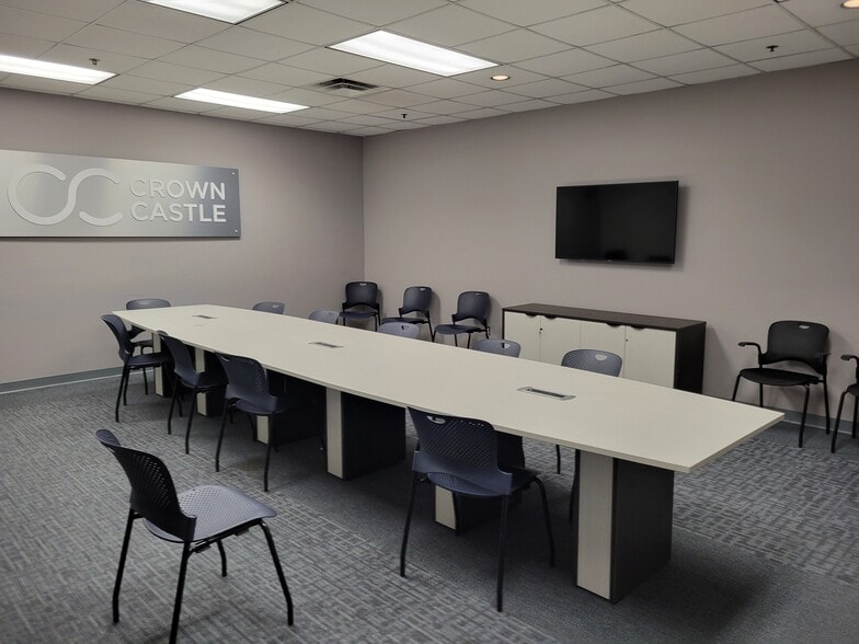 More Photos Of 900 Corporate Blvd, Newburgh Light Distribution For Lease