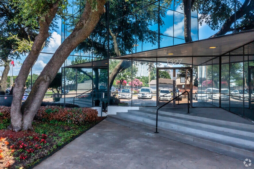 More Photos Of 1327 Empire Central Dr, Dallas Office For Lease
