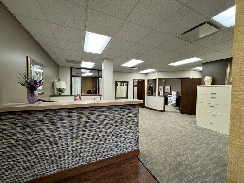 More Photos Of 5440 N Oak Tfwy, Kansas City Office For Lease