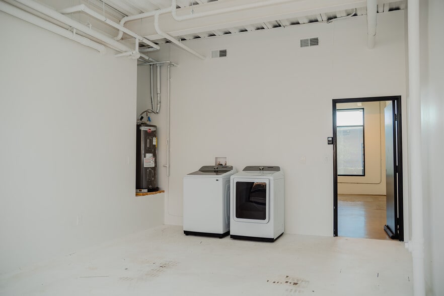 More Photos Of 4707 Algiers St, Dallas Office For Sale