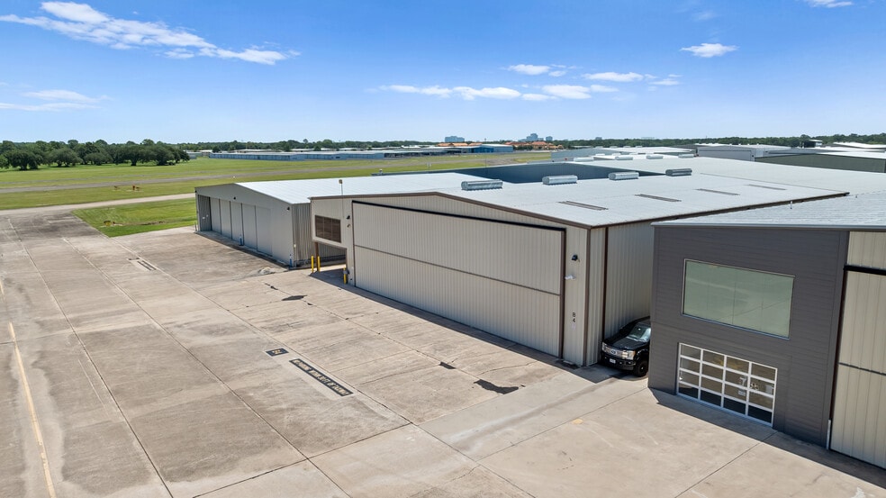 More Photos Of 18000 Groschke Rd, Houston Airplane Hangar For Lease