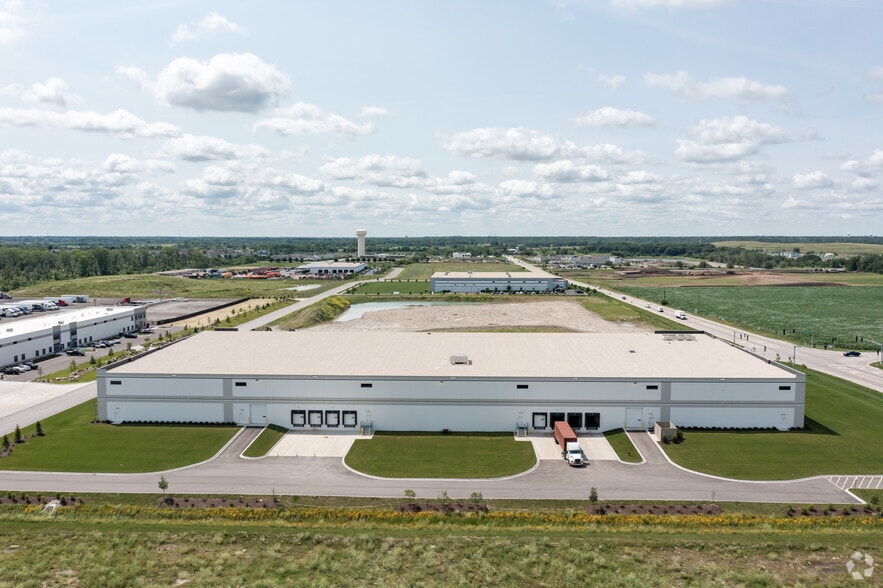 More Photos Of 365-399 Miles Pky, Bartlett Truck Terminal For Lease