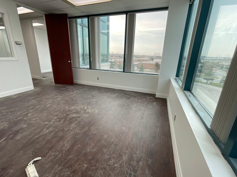 More Photos Of 989 Derry Rd E, Mississauga Office For Lease