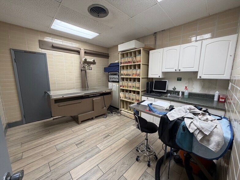 More Photos Of 2200 W Oakland Park Blvd, Oakland Park Veterinarian Kennel For Sale