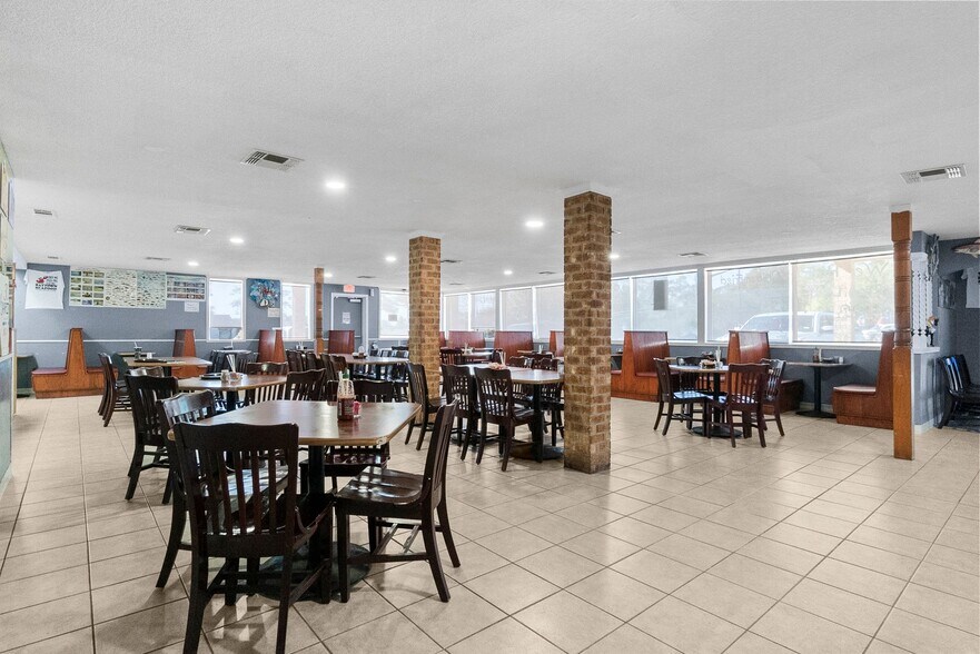 More Photos Of 1400 N Frazier St, Conroe Restaurant For Sale