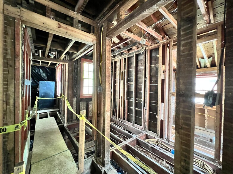 More Photos Of 1 Swan St, Asheville Freestanding For Sale