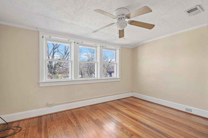 More Photos Of 41 E Colonial Hwy, Hamilton Freestanding For Sale