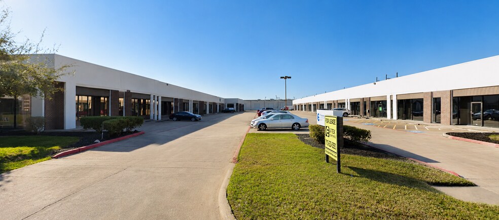 More Photos Of 4133-4185 Bluebonnet Dr, Stafford Flex For Lease
