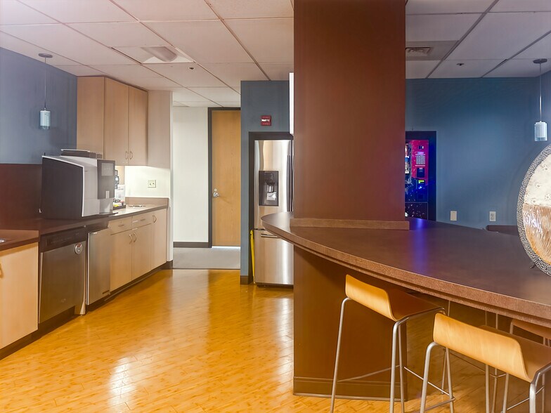 More Photos Of 400 E Pratt St, Baltimore Coworking Space