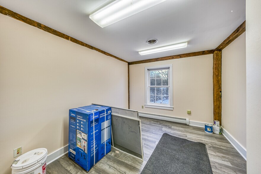More Photos Of 11 Beaver Meadow Rd, Norwich Office For Sale